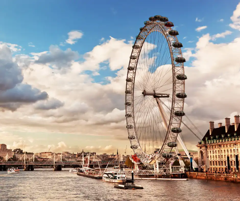 Its 32 capsules symbolize London’s 32 boroughs, making the ride not just scenic but also deeply connected to the city’s identity.